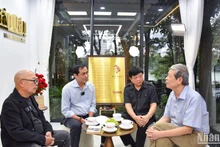 Buổi trò chuyện giữa các văn, nghệ sĩ về nhạc sĩ Văn Cao. (Ảnh: NHẬT QUANG)