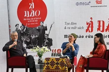 Nhà nghiên cứu Đặng Hoành Loan, nhà nghiên cứu Bùi Trọng Hiền và Giám đốc Omega Books Plus Trần Hoài Phương tại buổi ra mắt sách. (Ảnh: Ban tổ chức cung cấp)