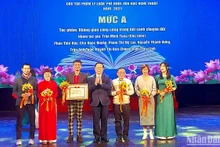 Đồng chí Nguyễn Trọng Nghĩa trao tặng thưởng mức A cho nhóm tác giả “Không gian công cộng trong bối cảnh chuyển đổi”.