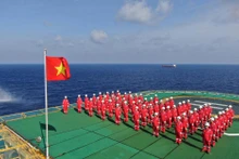 Ghi hình một lễ chào cờ trên biển. (Ảnh: Đoàn làm phim cung cấp)