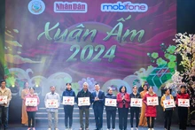 Đồng chí Bùi Thị Minh Hoài và đồng chí Lê Quốc Minh trao sổ tiết kiệm cho đại diện các gia đình.