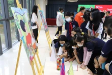 Các em nhỏ tham quan triển lãm. (Ảnh: Đại sứ quán Đan Mạch)