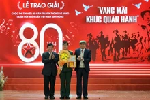 Ban tổ chức trao giải Nhất cho tác giả đoạt giải. (Ảnh: Ban tổ chức)
