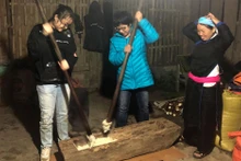 Du khách trải nghiệm giã bánh dày ở Bản Liền (Bắc Hà, Lào Cai).