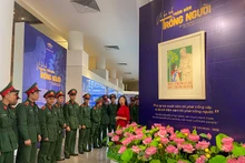 Các cán bộ, chiến sĩ tìm hiểu Trưng bày chuyên đề "Vì lợi ích trăm năm trồng người".