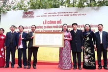 Trao Quyết định của Thủ tướng Chính phủ công nhận ba chiếc xe ô-tô phục vụ Chủ tịch Hồ Chí Minh niên đại 1954-1969 là Bảo vật quốc gia.