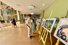 Du khách tham quan triển lãm ảnh.