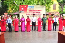 Các đại biểu cắt băng khai mạc trưng bày.
