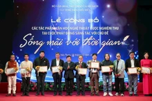 Trao chứng nhận cho các tác giả có tác phẩm văn học chất lượng cao. (Ảnh: NAM NGUYỄN)