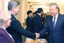Tổng Bí thư Tô Lâm với các nhân sĩ, trí thức, chuyên gia Nga từng giúp đỡ Việt Nam. (Ảnh: TTXVN) 