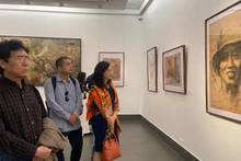 Công chúng tham quan triển lãm. (Ảnh: HUY LÊ)