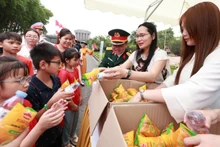 Nước uống, sữa và bánh đã được cán bộ, nhân viên, chiến sĩ của Ban Quản lý Lăng và Sở Du lịch Hà Nội trao tận tay người dân và du khách.