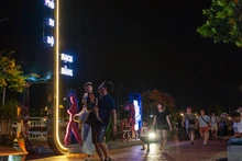 Người dân, du khách tại phố đi bộ Bạch Đằng.