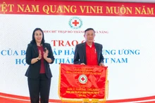 Trao cờ thi đua của Trung ương Hội Chữ thập đỏ Việt Nam cho Hội Chữ thập đỏ quận Cẩm Lệ.