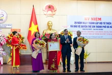 Hội Từ thiện và Bảo vệ quyền trẻ em thành phố Đà Nẵng đón nhận Huân chương Lao động hạng Nhất.