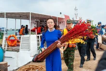Đoàn công tác Vùng 3 Hải quân đưa quà Tết lên đảo Lý Sơn.