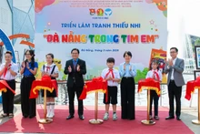 Ban tổ chức cắt băng chào mừng triển lãm tranh thiếu nhi “Đà Nẵng trong tim em".