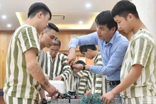 Các phạm nhân đang chấp hành án tại Trại tạm giam số 1 Công an thành phố Hà Nội tham gia lớp đào tạo nghề điện dân dụng (Ảnh: Thủy Nguyên).