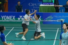 Khoảnh khắc hai tay vợt Việt Nam giành chiến thắng.