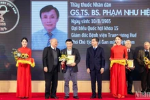 Giáo sư Phạm Như Hiệp, Giám đốc Bệnh viện Trung ương Huế trong lễ vinh danh trí thức tiêu biểu của Tổng hội Y Dược học Việt Nam.