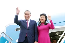 Sáng 9/3, Tổng Bí thư Tô Lâm và Phu nhân Ngô Phương Ly cùng Đoàn đại biểu cấp cao Việt Nam rời Thủ đô Hà Nội, lên đường thăm cấp Nhà nước tới Cộng hòa Indonesia, thăm chính thức Ban Thư ký ASEAN và thăm chính thức Singapore từ ngày 9-13/3/2025. (Ảnh: Thống Nhất/TTXVN) 