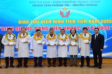Lãnh đạo Ban Thi đua-Khen thưởng Trung ương tặng hoa và biểu trưng tôn vinh các gương điển hình tiên tiến. Ảnh: PHẠM CƯỜNG 