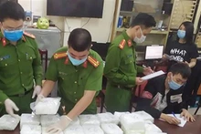 Lực lượng công an phối hợp các đơn vị kiểm đếm số lượng ma túy được thu giữ. (Ảnh: Bộ Công an)