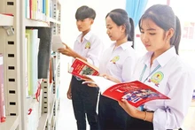 Học sinh Trường phổ thông dân tộc nội trú trung học cơ sở và phổ thông trung học huyện Tiểu Cần, tỉnh Trà Vinh đọc sách tại thư viện trường. (Ảnh minh họa: MINH KHỞI)