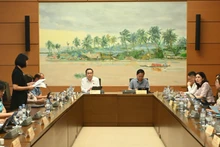 Các đại biểu Quốc hội thảo luận tại tổ về Dự thảo Luật sửa đổi, bổ sung một số điều của Luật Quy hoạch. (Ảnh: BÙI GIANG)