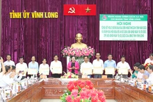 Trưởng Ban Tuyên giáo Tỉnh ủy Vĩnh Long Nguyễn Thị Minh Trang trao khen cho những cá nhân có thành tích đóng góp cho hoạt động tín dụng chính sách trên địa bàn tỉnh năm 2023. 