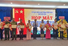 Lãnh đạo tỉnh Vĩnh Long trao Bằng khen cho 10 cá nhân có thành tích xuất sắc. 
