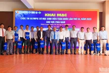 Ban tổ chức trao quà cho các đơn vị tham gia kỳ thi thi Olympic Cơ học toàn quốc lần thứ 33 khu vực phía nam. 