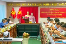 Phó Chủ tịch Ủy ban nhân dân tỉnh Vĩnh Long Nguyễn Thị Quyên Thanh thông tin tại buổi họp báo. 