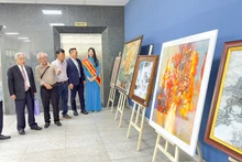 Đại biểu tham quan triển lãm.