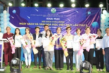 Trao thưởng cho sinh viên đạt giải cuộc thi giới thiệu sách với chủ đề: "Sách - Người bạn truyền cảm hứng" năm 2024. 
