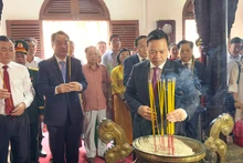 Bí thư Tỉnh ủy Vĩnh Long Trần Tiến Dũng dâng hương Vua Hùng.