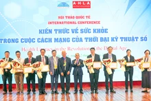 Ban tổ chức tặng hoa và chứng nhận cho các diễn giả. 