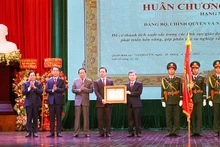Đảng bộ, chính quyền và nhân dân tỉnh Vĩnh Long vinh dự đón nhận Huân chương Lao động hạng Nhất. 