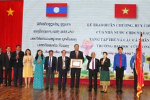 Tập thể Trường đại học Cửu Long đón nhận Huân chương Lao động hạng Ba của Nhà nước Cộng hoà Dân chủ Nhân dân Lào. 