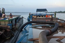 Lực lượng chức năng kiểm tra các phương tiện khai thác và vận chuyển trái phép cát trên sông Tiền. 