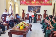 Bí thư Tỉnh ủy Vĩnh Long Bùi Văn Nghiêm tặng quà cho Bộ Chỉ huy Quân sự tỉnh Vĩnh Long. 