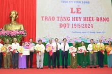 Trao huy hiệu Đảng cho những vị cao niên tuổi đảng. 