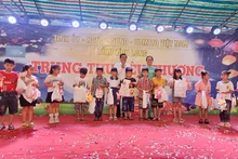 Lãnh đạo tỉnh Vĩnh Long trao quà Trung thu cho các em. 