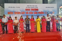 Nghi thức khai trương điểm trưng bày và bán sản phẩm OCOP tỉnh Vĩnh Long.