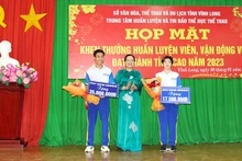Lãnh đạo tỉnh Vĩnh Long trao thưởng cho vận động viên đạt thành tích cao