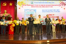 Lãnh đạo tỉnh Vĩnh Long vinh danh doanh nghiệp tiêu biểu của tỉnh.