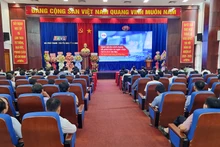 Chuyên gia về công nghệ thông tin trình bày tại hội thảo. 