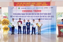 Tuyên dương khen thưởng những sinh viên đạt thành tích kỹ năng nghề thế giới.