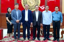 Lãnh đạo tỉnh Vĩnh Long và lãnh đạo tập đoàn Nuriflex chụp ảnh lưu niệm. 