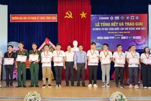 Ban tổ chức trao Bằng khen cho những thí sinh đoạt giải trong kỳ thi.